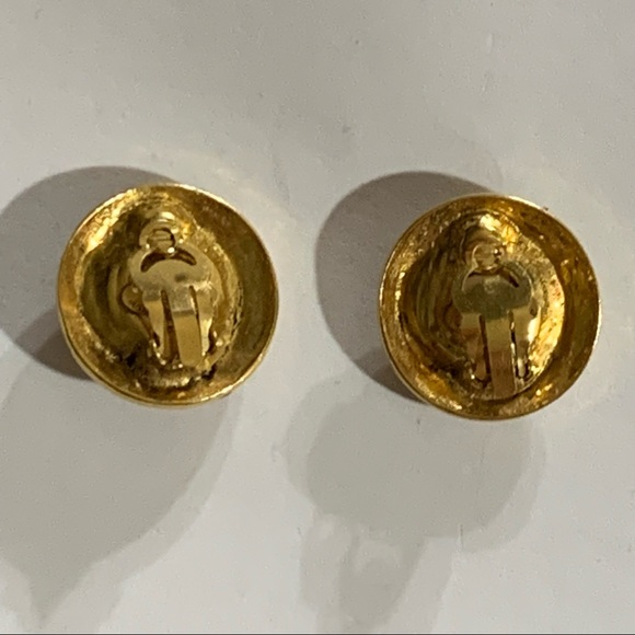 vintage CHANEL 14k gold plated round Faux Pearl & Strass CLIP BACK EARRINGS - Picture 5 of 10